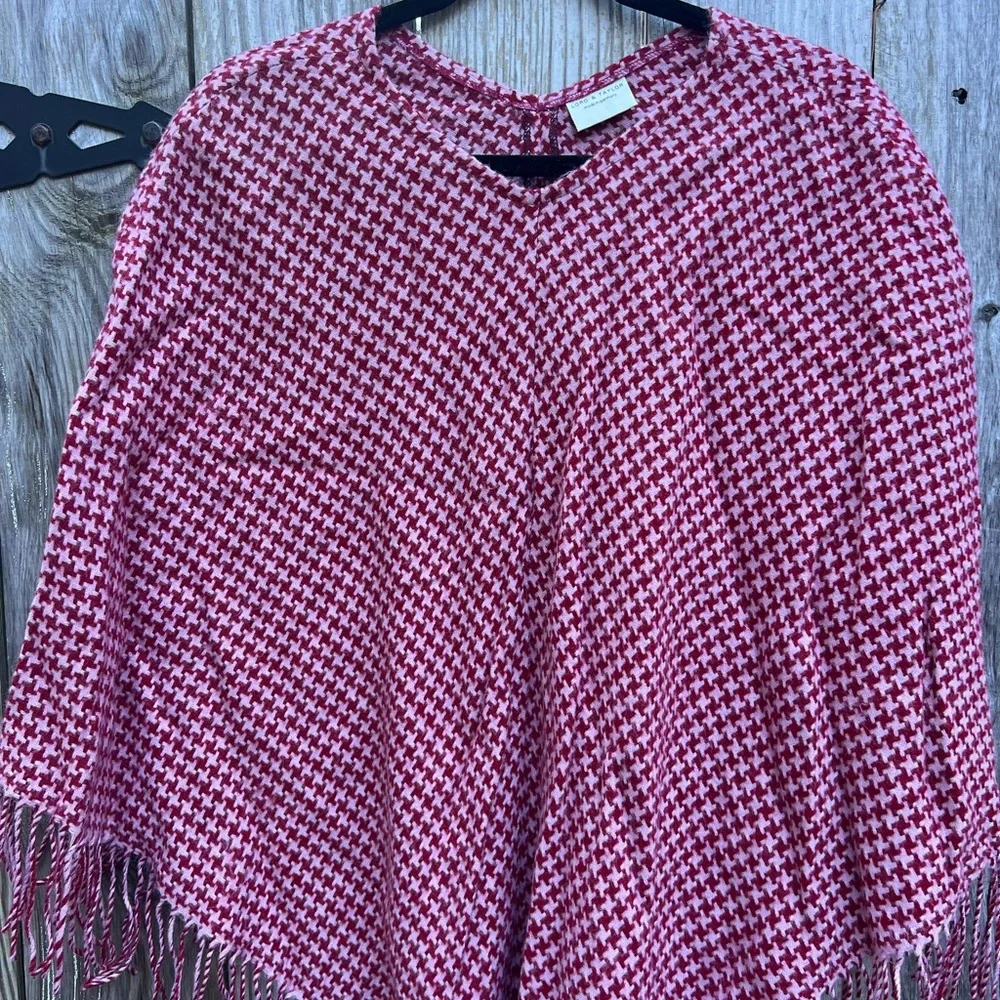LORD AND TAYLOR Houndstooth Pink and Red Lightweight Fringe Poncho One Size - Picture 3 of 10